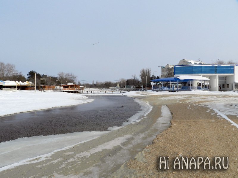Центральный пляж река Анапка впадает в море